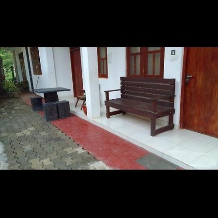 Dinesh Guest House Катарагама Экстерьер фото