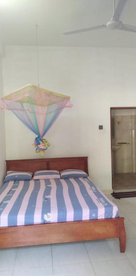 Dinesh Guest House Катарагама Экстерьер фото