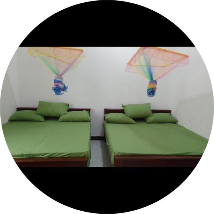 Dinesh Guest House Катарагама Экстерьер фото