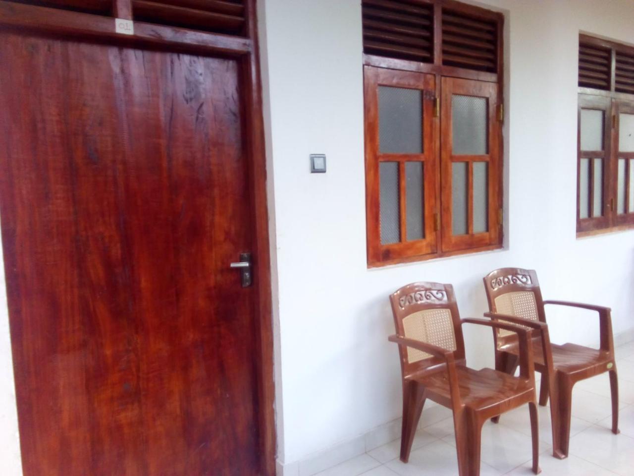 Dinesh Guest House Катарагама Экстерьер фото