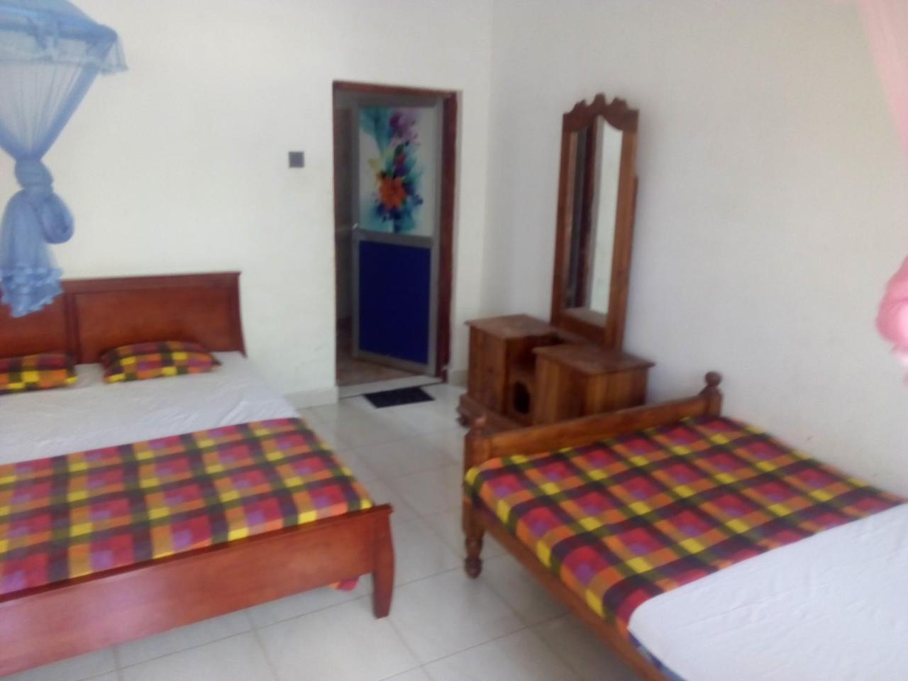 Dinesh Guest House Катарагама Экстерьер фото