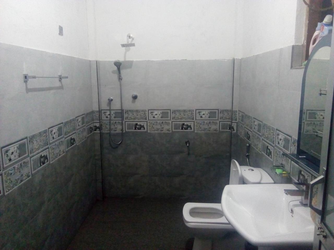 Dinesh Guest House Катарагама Экстерьер фото